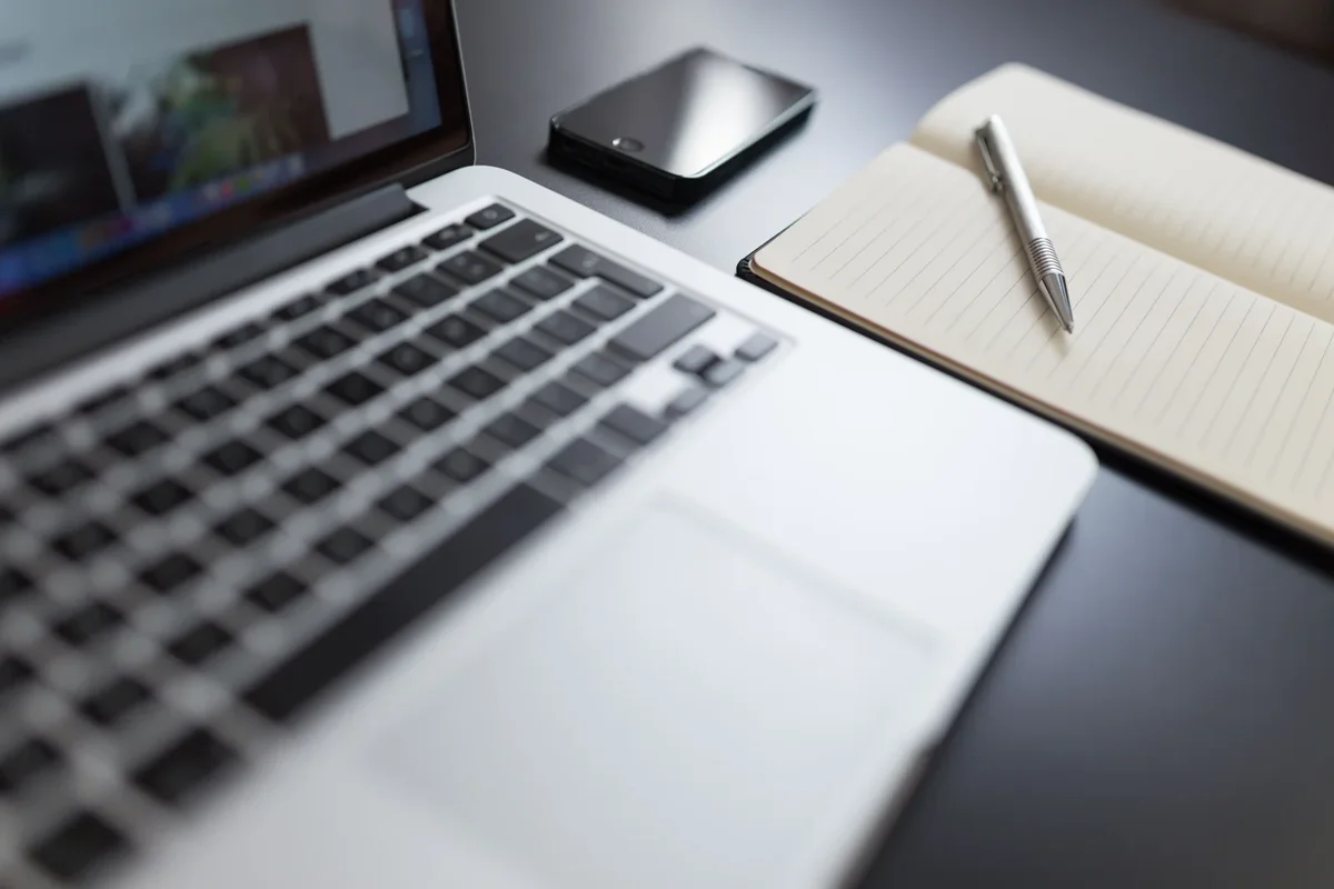 Bureau de travail moderne avec ordinateur, documents et accessoires de bureau organisés